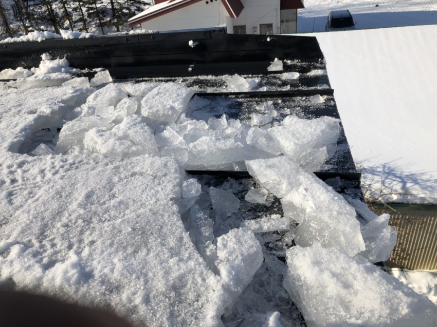 屋根に発生した厚さ10センチ以上の氷